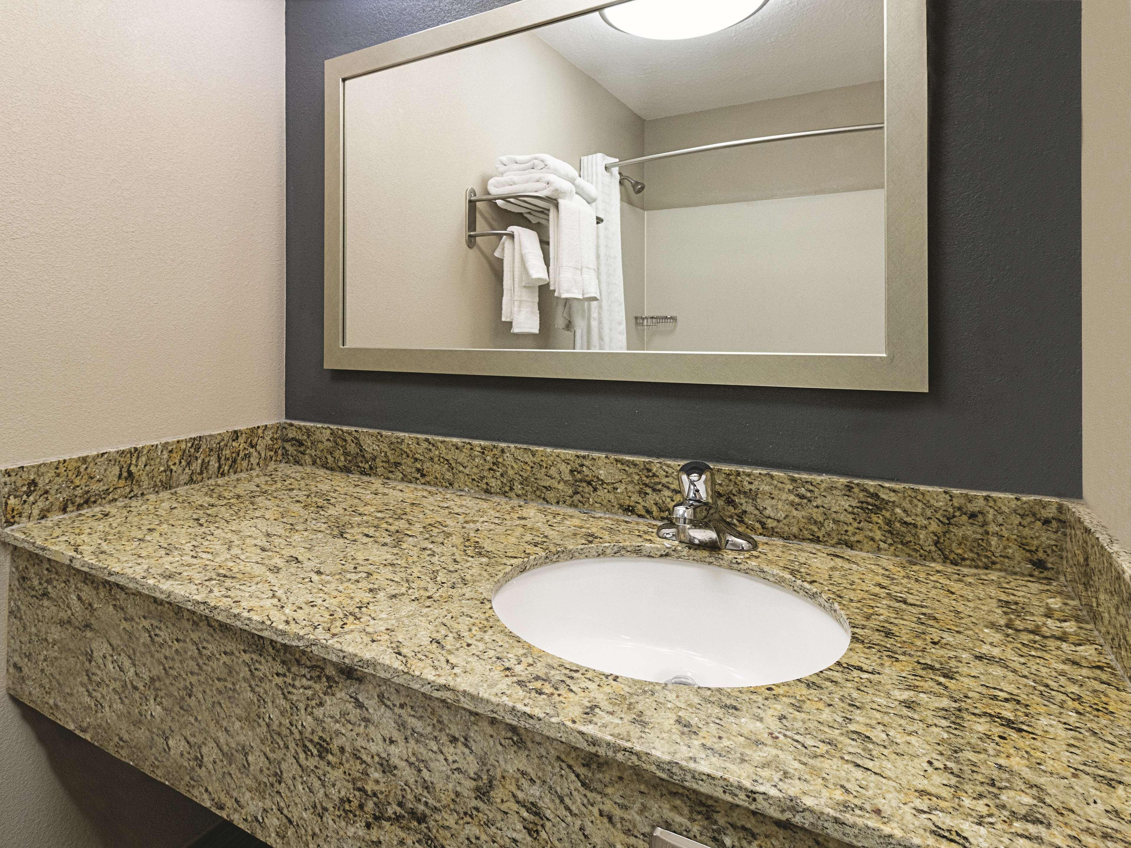 La Quinta Inn & Suites Casino And Bar By Wyndham Glendive Esterno foto